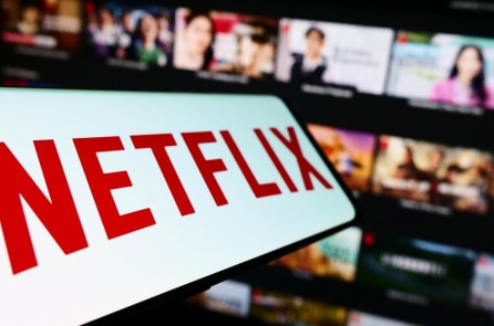Lầu Năm Góc chỉ trích loạt phim quân đội đồng tính mới của Netflix