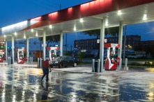 Khi bão Milton đến gần Vịnh Tampa: không có xăng; xếp hàng dài; nhiều nỗi lo lắng