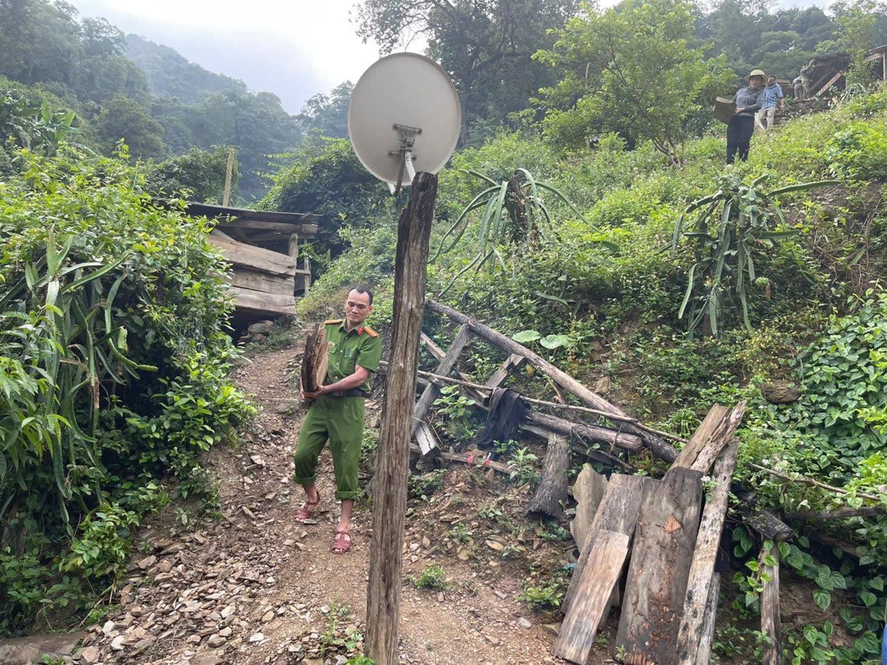 nghe an sau tieng dong rat lon tu long dat ngon nui nut ngang du troi khong mua 0