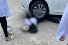 Phụ huynh lái xe ô tô vào sân trường, một học sinh bị cuốn vào gầm xe