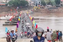 Phú Thọ: Nước sông Hồng dâng cao, cầu phao Phong Châu phải tạm đóng