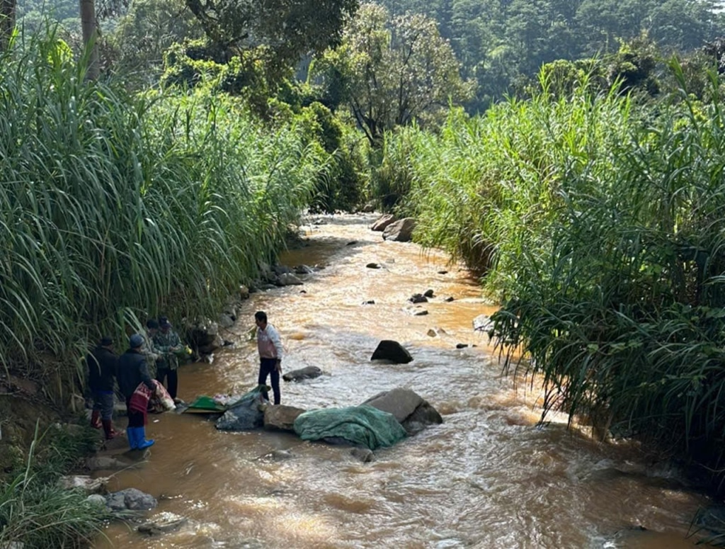 xe tai bi lu cuon khi qua suoi o da lat thi the tai xe bi cuon xa 20km 0