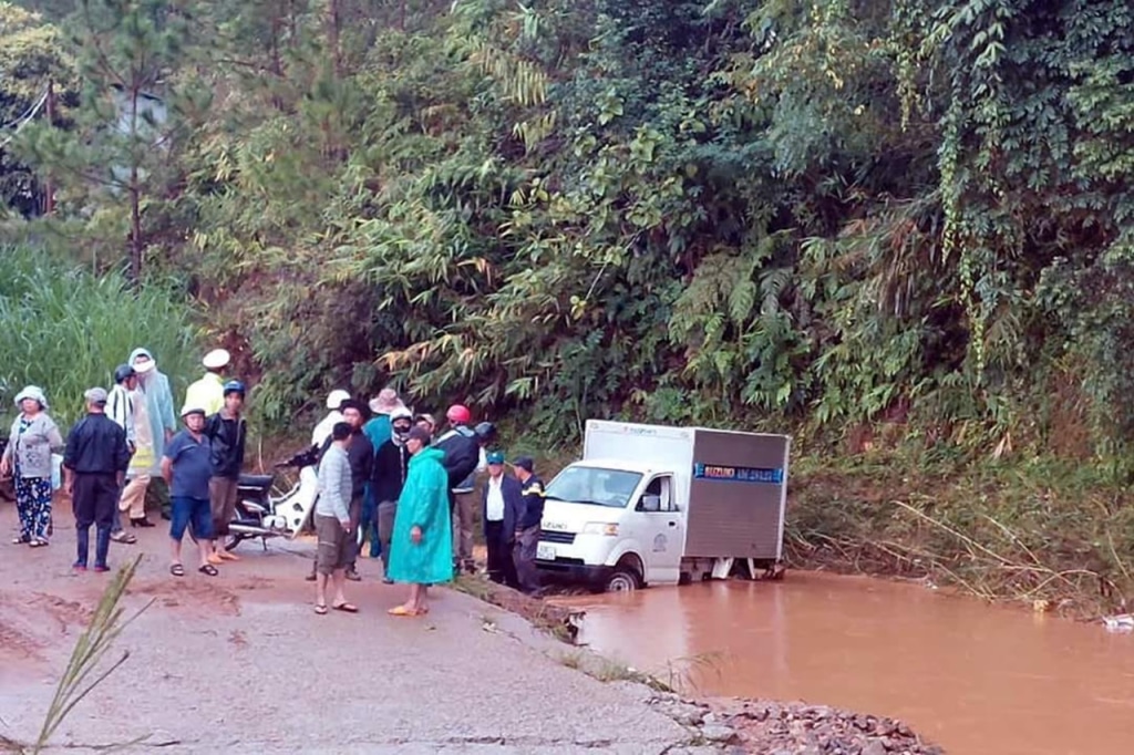 xe tai bi lu cuon khi qua suoi o da lat thi the tai xe bi cuon xa 20km