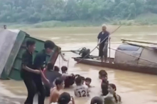 Lật đò trên sông Mã, khoảng 10 học sinh thoát nạn