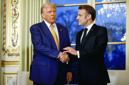 Cái bắt tay “thống trị” của ông Trump với ông Macron thu hút sự chú ý của cộng đồng mạng