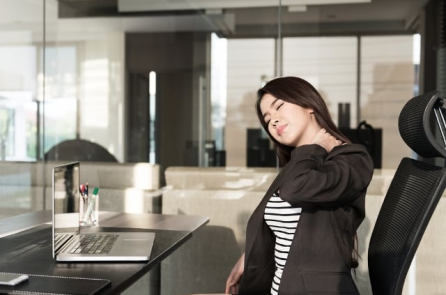 Giải tỏa đôi vai nặng trĩu sau hàng giờ làm việc kéo dài