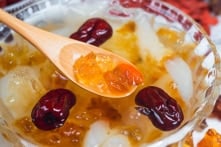 Mùa thu khô họng, da căng: Chuyên gia dinh dưỡng gợi ý món lê hầm nấm tuyết