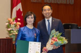 Giáo sư Đại học Phi Thiên vinh dự nhận Huân chương Đăng quang của Quốc vương Canada