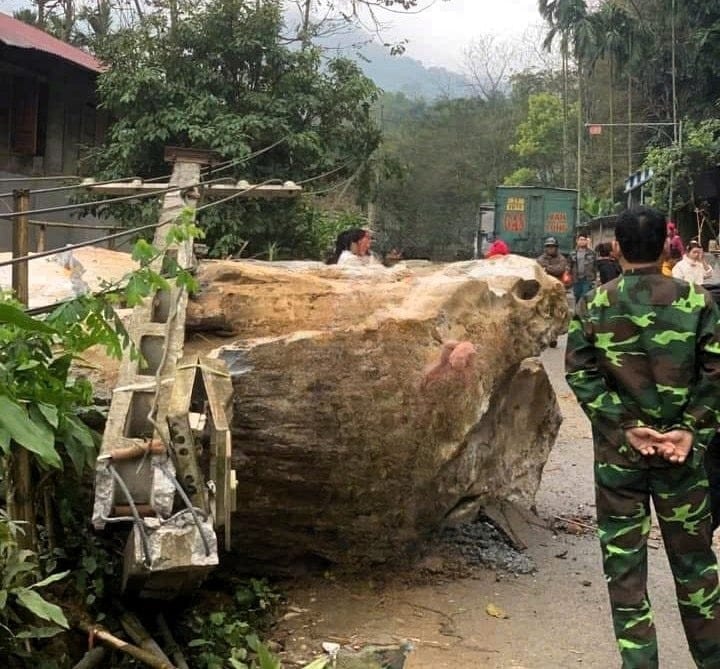 thanh hoa lo nui trong dem 2 nguoi may man chay thoat2