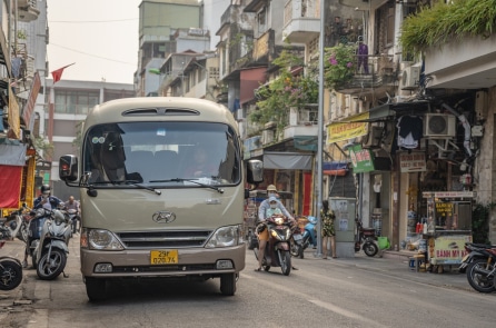 Bộ Xây dựng đề xuất giảm phí cất hạ cánh và miễn phí ra vào cảng biển để ứng phó giá xăng dầu tăng