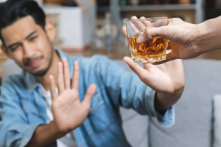 Chuyên gia giải thích tại sao không nên uống rượu trước khi ngủ