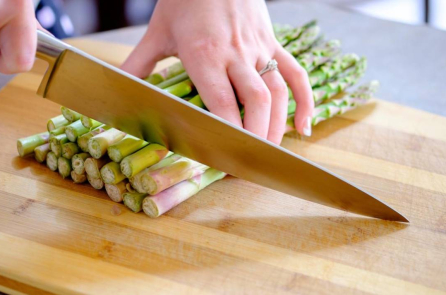 Thớt dễ nhiễm vi khuẩn, hai sản phẩm tự nhiên này sẽ giúp làm sạch hiệu quả