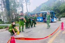 Vụ lật xe khách ở Tam Đảo khiến 4 người chết: Tài xế bị tạm giữ