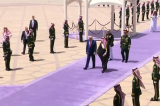 Tổng thống Trump được chào đón bằng thảm màu hoa oải hương tại Ả Rập Xê Út