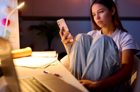 Mạng xã hội làm gia tăng trầm cảm và lạm dụng thuốc quá liều ở thanh thiếu niên