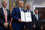 Tổng thống Trump đối đầu với ‘Big Pharma’ bằng sắc lệnh hành pháp nhằm hạ giá thuốc