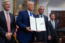 Tổng thống Trump đối đầu với ‘Big Pharma’ bằng sắc lệnh hành pháp nhằm hạ giá thuốc