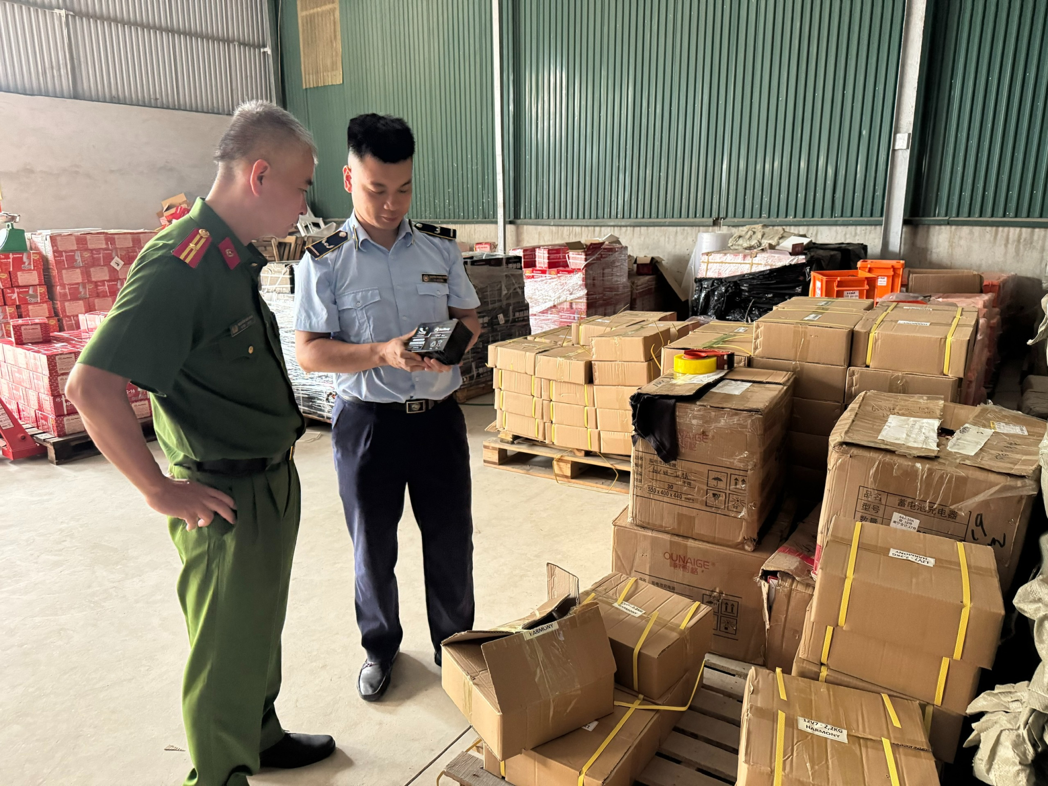 ha noi thu giu gan 8 000 ac quy khong ro nguon goc scaled