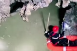 Tìm kiếm nạn nhân mất tích dưới “hố tử thần”: Bùn cát tiếp tục trào ra, miệng hố có nguy cơ sập
