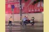 TQ: Video người đàn ông ở Quảng Tây cầm dao truy đuổi cảnh sát