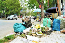 Rác thải ùn ứ khắp TP Thanh Hóa vì bãi rác Đông Nam bị chặn đường