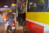 Tài xế xe buýt cố tình mở cửa xe đập vào người đi xe máy bị phạt