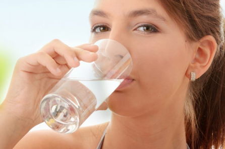 4 thay đổi kỳ diệu của cơ thể bạn khi uống 1 cốc nước ấm vào sáng sớm