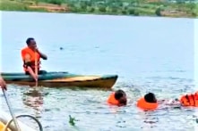 Bình Thuận: Xe địa hình chở du khách rơi xuống hồ Bàu Trắng, một người tử vong