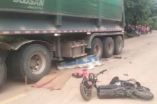 Xe đạp điện va chạm ôtô đầu kéo, hai trẻ 15 tuổi và 3 tuổi tử vong tại chỗ [VIDEO]