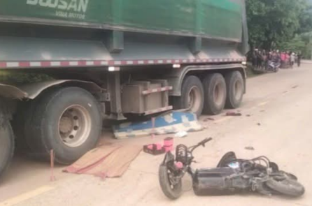 Xe đạp điện va chạm ôtô đầu kéo, hai trẻ 15 tuổi và 3 tuổi tử vong tại chỗ [VIDEO]