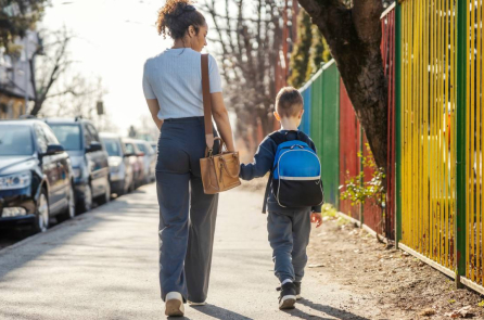 Nghịch lý: cha mẹ gánh vác mọi thứ cho con nhưng lại để con cái gánh vác cả thế giới