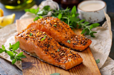 Cá hồi hay thịt gà bổ dưỡng hơn?