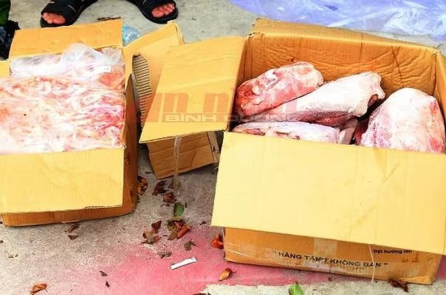 Bình Dương: Phát hiện hơn 11 tấn thịt, xúc xích ‘bẩn’ bán cho nhà hàng, bếp ăn công nghiệp