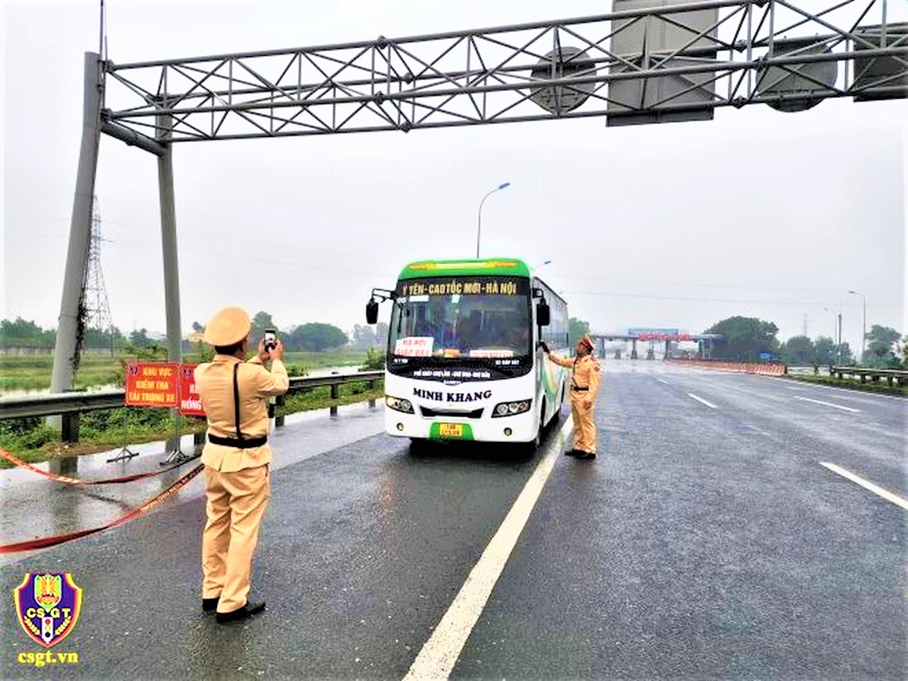 Bộ Công an kiểm tra phương tiện ô tô. (Ảnh: csgt.vn)