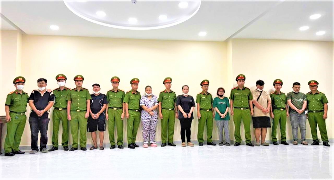 cong an tp hcm phat hien duong day buon ban hon 10 000 chai nuoc hoa gia