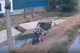Nghệ An: Điện cao thế phóng tóe lửa vào 3 học sinh lấy diều mắc trên cột [VIDEO]