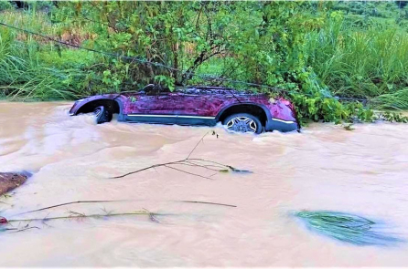 Gia đình 5 người thoát nạn khi ô tô bị lũ cuốn ở Tuyên Quang