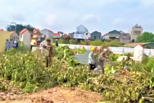[VIDEO] Hưng Yên: Hàng chục ngôi mộ bị hư hại vì cưỡng chế đất làm cụm công nghiệp