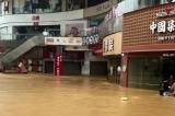 Lũ lớn ở Quý Châu: Sân vận động bị nhấn chìm, nước tràn như thác vào TTTM