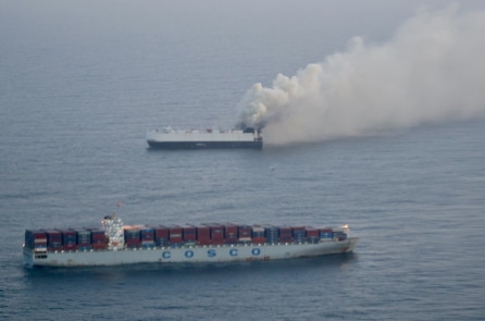 Tàu từ Trung Quốc chở 3.000 ô tô với 800 chiếc ô tô điện bốc cháy và chìm