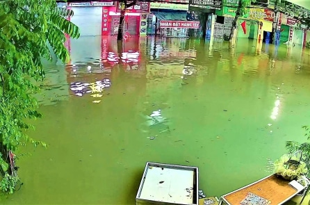 Mưa lớn gây ngập nặng TP Thái Nguyên, ô tô chìm trong nước