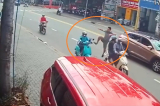 Vứt tăm, nhổ bậy bị nhắc nhở, người đàn ông dừng xe ô tô, đạp ngã nữ tài xế ôm
