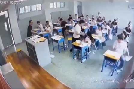 TQ: Áp lực thi đại học, thí sinh xé bài thi của mình và các bạn [Video]