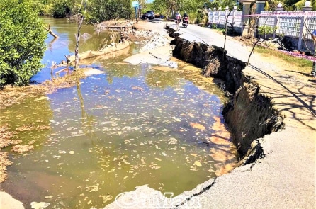 Sạt lở ở Cà Mau: Nhiều nhà dân sụp xuống sông, thiệt hại hơn 2 tỷ đồng