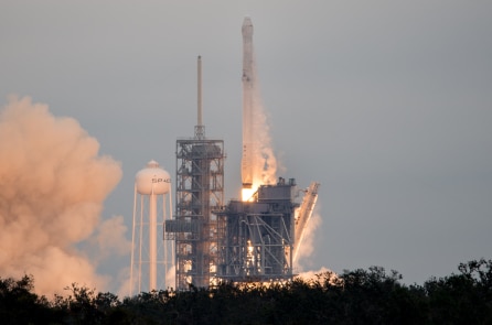 SpaceX phóng tên lửa đẩy đôi, triển khai thành công 53 vệ tinh Starlink tầng thấp