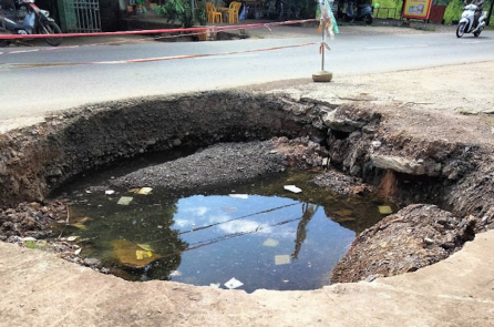 “Hố tử thần” trên Quốc lộ 12B (Phú Thọ): Hố ngập nước, 7 xe đất, sỏi đổ xuống mất hút