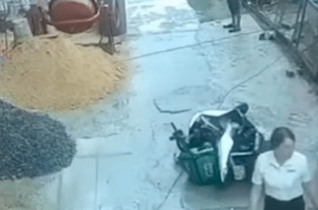 Xô đổ xe máy của shipper, nữ cán bộ Văn phòng Đảng ủy phường bị kiểm điểm