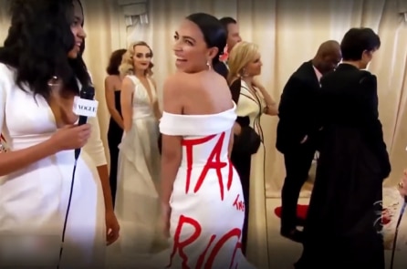 Dân biểu Cortez phá vỡ quy tắc Hạ viện khi mặc váy “Tax the rich” dự Met Gala 2021