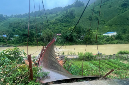 Cầu treo đứt cáp, xe ô tô bán tải và xe máy rơi xuống sông