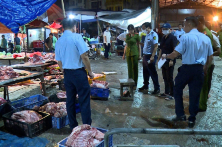 Ổ tiêu thụ lợn chết, lợn nhiễm bệnh nằm ngay tại khu chợ đông sinh viên ở Hà Nội